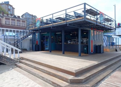 Туристов в Пионерском в старые тротуары уже не втиснуть