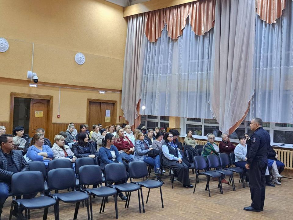 В рамках Всероссийского дня правовой помощи детям сотрудники Госавтоинспекции совместно с сотрудниками отделения по делам несовершеннолетних МО МВД России "Гвардейский", приняли участие в общешкольном родительском собрании...