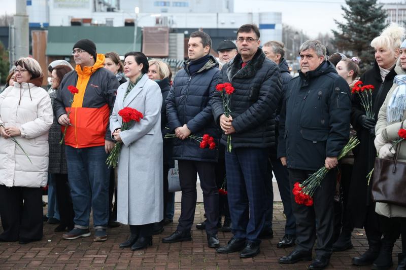 До слёз: Дятлова принесла цветы Калинину