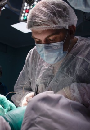 Калининградские онкологи провели уникальную одновременную операцию