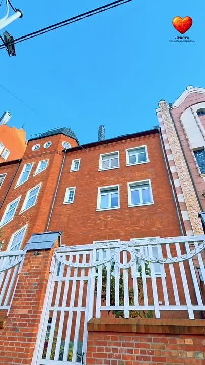 Это здание из красного кирпича точно видели многие