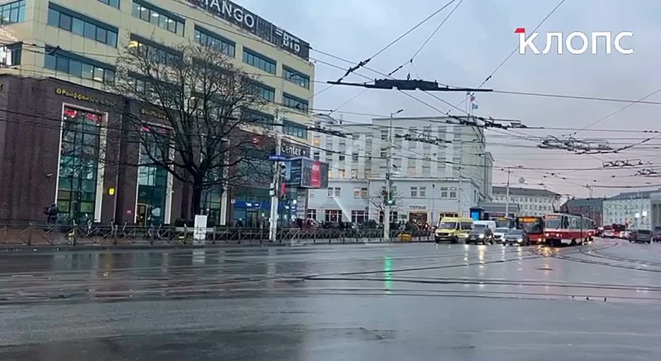 В центре Калининграда сломались светофоры: водители едут «вслепую» (видео)