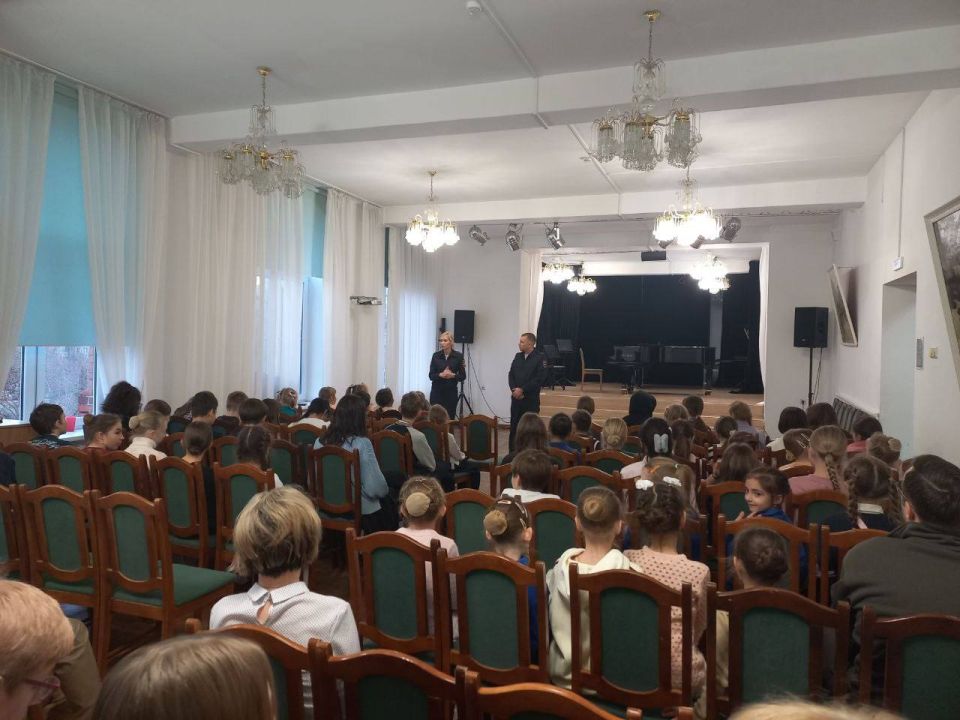 В Калининграде сотрудники Госавтоинспекции провели занятие по безопасности дорожного движения в Детской школе искусств имени Ф. Шопена