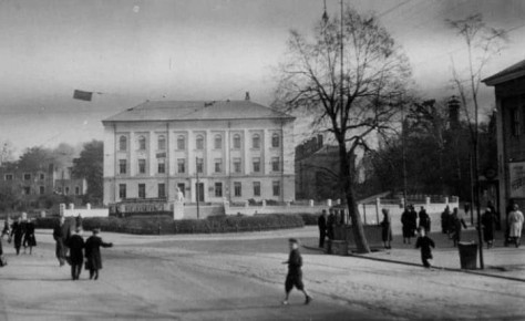 Узнали место?. Подсказка — 1960-е, у здания стоит бюст Сталина Фото: тг-канал «Балтрайон Калининград»