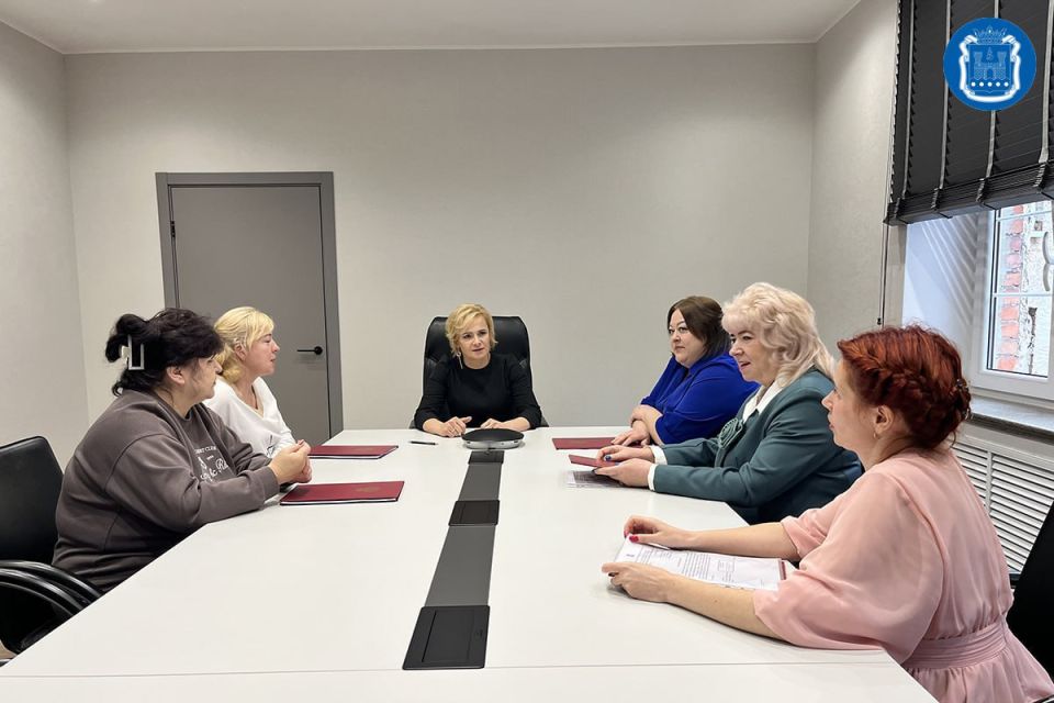 Заместитель председателя правительства Калининградской области – министр соцполитики Анжелика Майстер вручила жилищные сертификаты работникам сферы социальной защиты населения