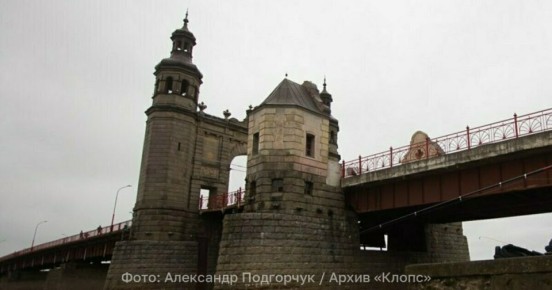 На мосту Королевы Луизы задержали россиянку, на которую в Германии выдали ордер на арест