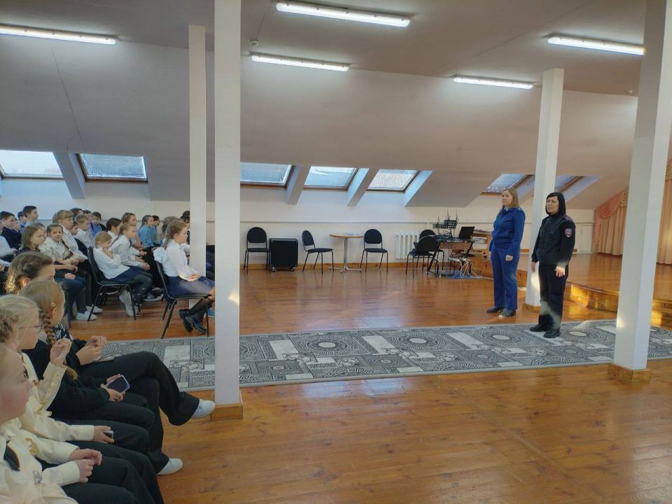 В рамках Всероссийского Дня правовой помощи детям сотрудники отделения Госавтоинспекции ОМВД России "Балтийское" совместно с сотрудниками прокуратуры г. Балтийска провели беседу со школьниками
