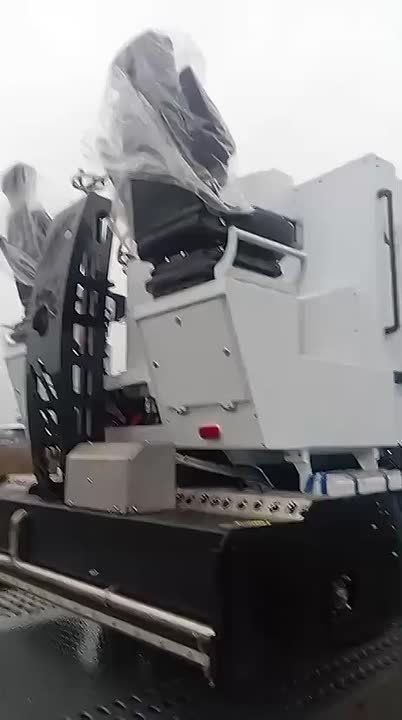 В Светлогорск для заливки льда на катке привезли специальную машину из Татарстана