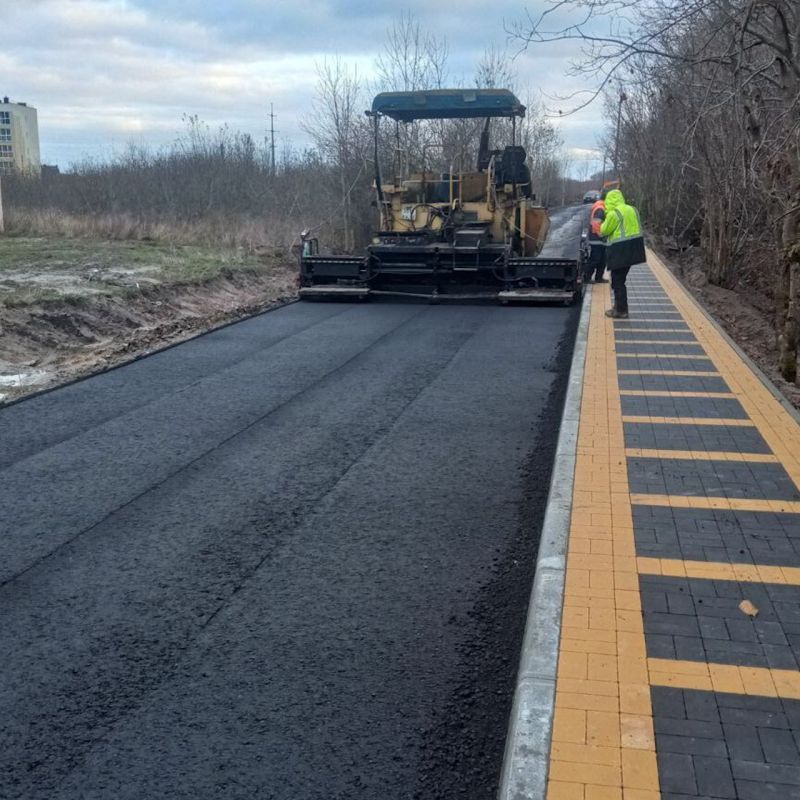 В поселке Клинцовка началась укладка асфальта