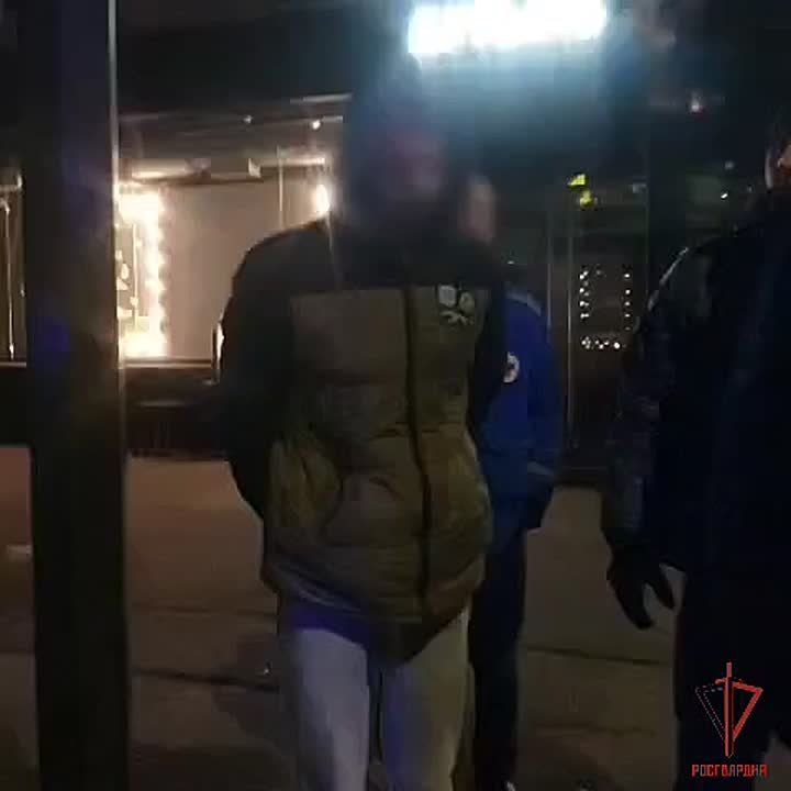 Хотел остановить время: в Калининграде мужчина пробрался в ювелирный магазин, чтобы украсть часы (видео)