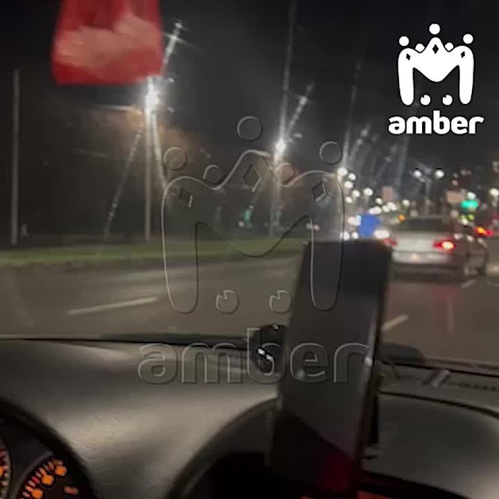 Вот эта машина сдавала задним по встречке и создала пробку на Московском