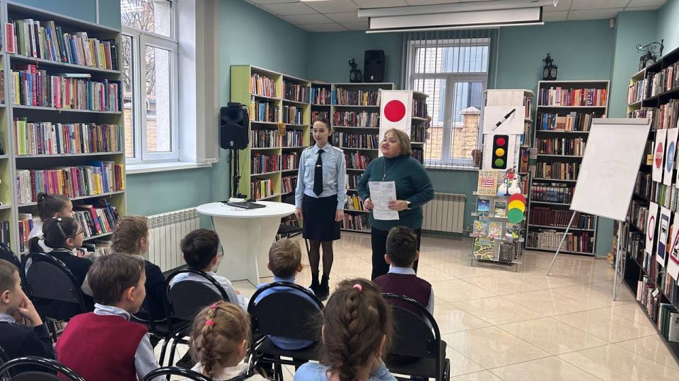 Сотрудники Центра ДиТН ПБДД ГИБДД провели беседу со слушателями библиотеки имени М. Горького