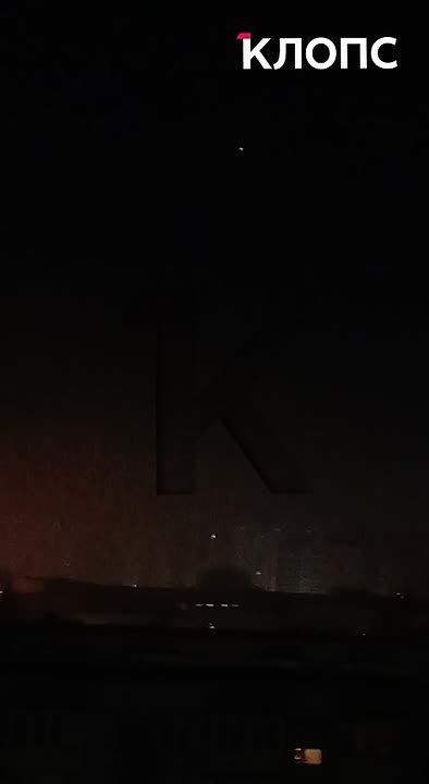 Над Калининградом завис таинственный светящийся шар, меняющий цвет