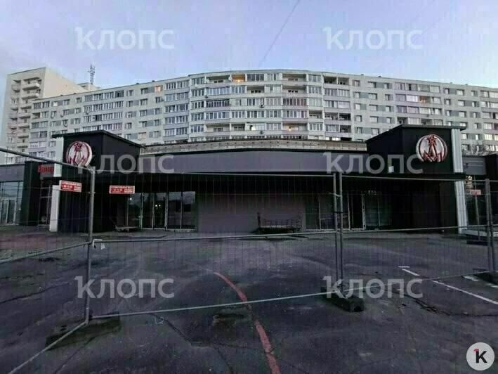 Новый собственник вернул на фасад универсама «Московский» советские логотипы