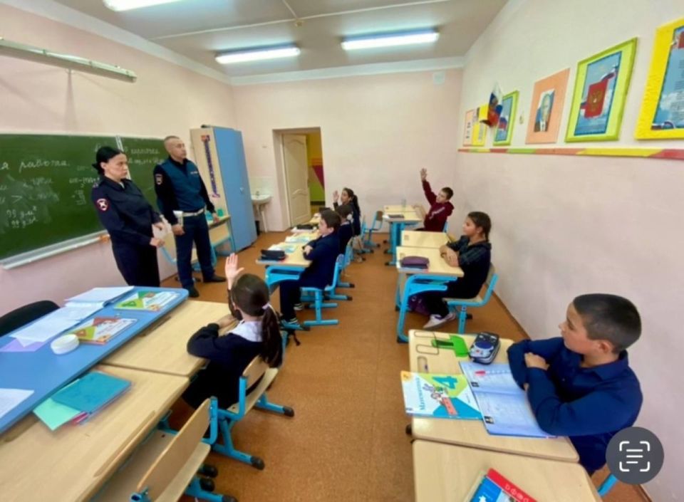 Сотрудники Госавтоинспекции Черняховского района провели профилактическое мероприятие для ребят Доваторовской СОШ Черняховского района