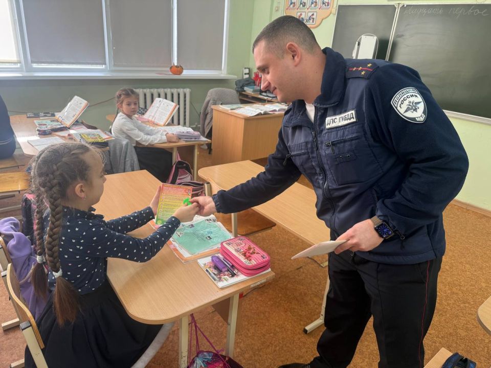 Сотрудники Госавтоинспекции города Гвардейска провели встречу с учениками МБОУ "СШ им. Дмитрия Сидорова пос