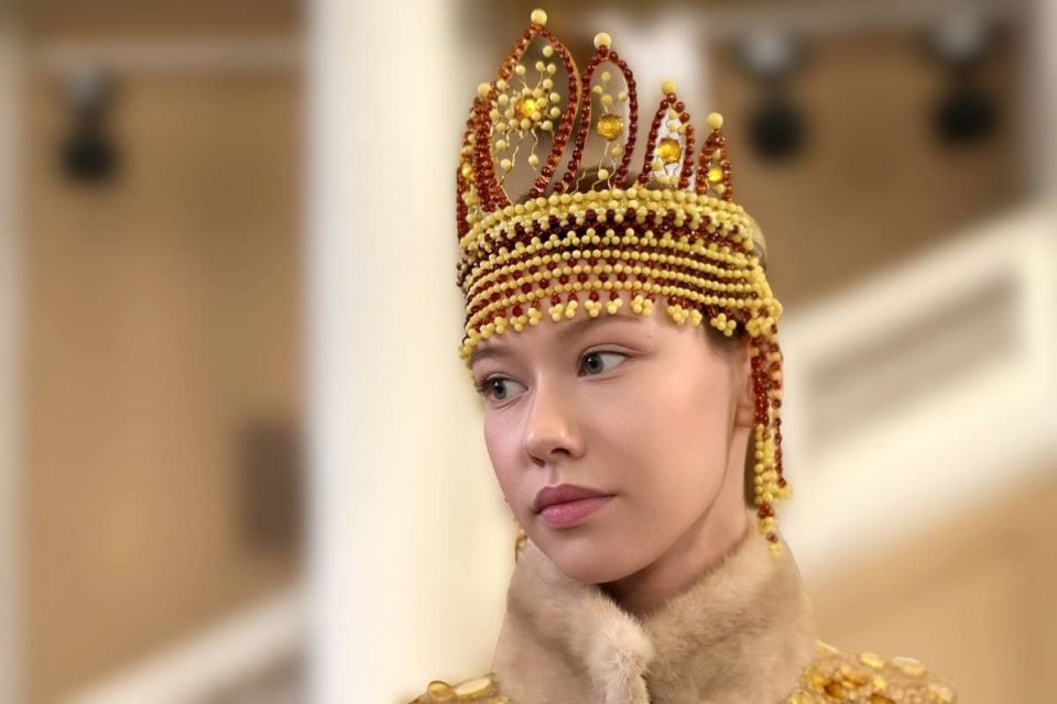 1 На калининградском янтарном комбинате создали кокошник из тысячи элементов