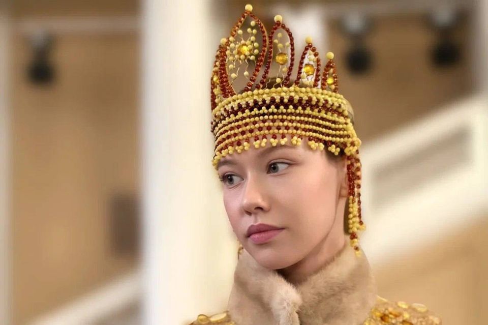 «Более тысячи камней»: в регионе создали кокошник из янтаря возрастом около 50 млн лет