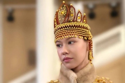 «Более тысячи камней»: в регионе создали кокошник из янтаря возрастом около 50 млн лет