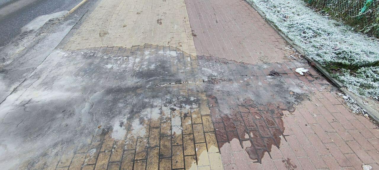 Калининградец устроил ледяную ловушку для пешеходов перед своим домом