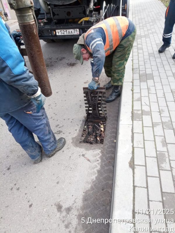 МБУ «Гидротехник» выполнены работы по обслуживанию дождеприемных колодцев на улично-дорожной сети по ул. Днепропетровской (от ул. Дзержинского до ул. Запорожская)