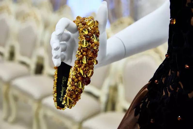 Калининградский янтарный комбинат создал кокошник из 1 145 камней возрастом около 50 млн лет Калининградский янтарный комбинат создал кокошник из 1 145 камней возрастом около 50 млн лет