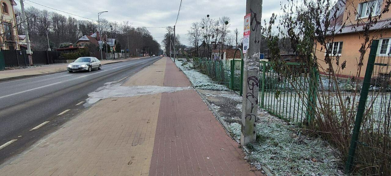 Калининградец устроил ледяную ловушку для пешеходов перед своим домом Калининградец устроил ледяную ловушку для пешеходов перед своим домом