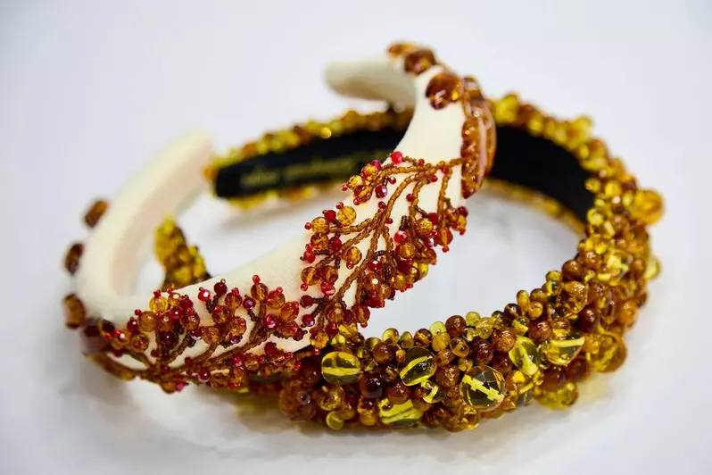 Калининградский янтарный комбинат создал кокошник из 1 145 камней возрастом около 50 млн лет Калининградский янтарный комбинат создал кокошник из 1 145 камней возрастом около 50 млн лет