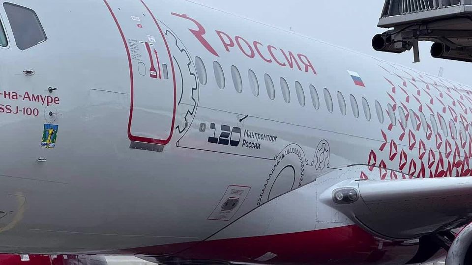 В Калининград прилетел полностью отечественный и очень нарядный Сухой Суперджет