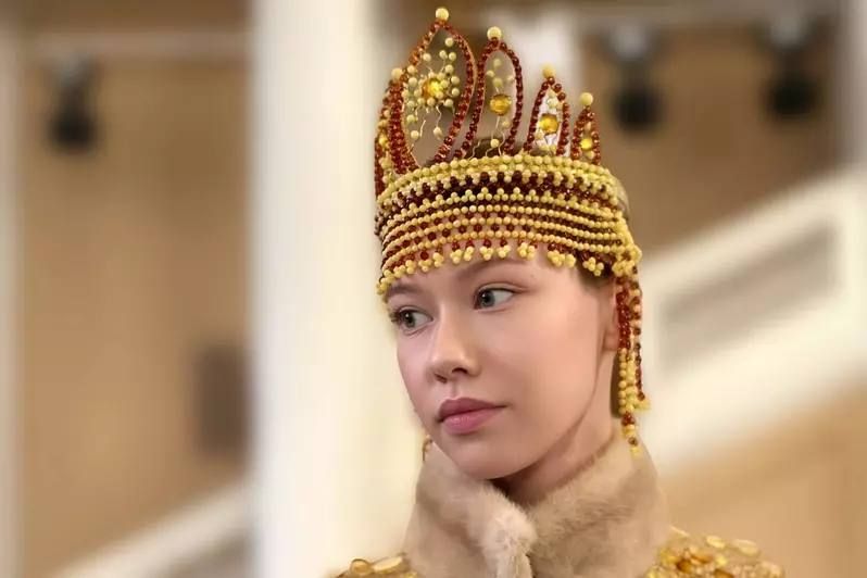 Калининградский янтарный комбинат создал кокошник из 1 145 камней возрастом около 50 млн лет