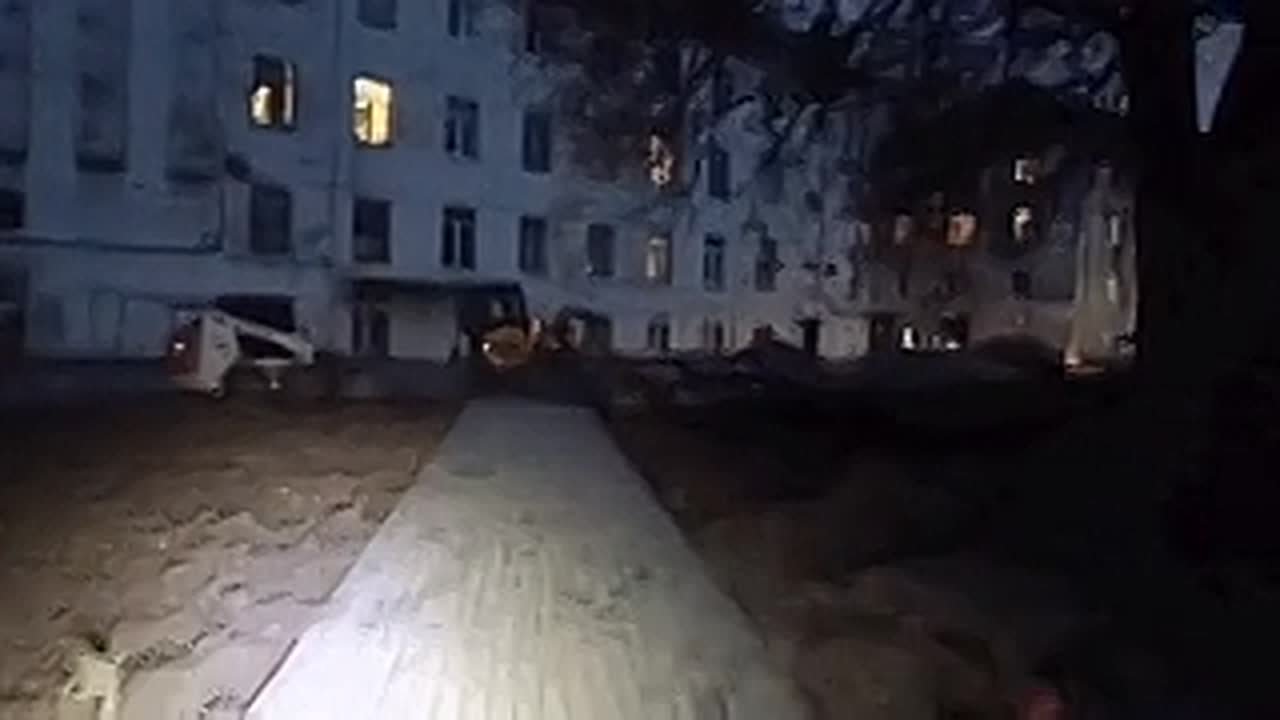 Активно работает подрядчик, который делает пешеходную дорожку в районе Майского переулка