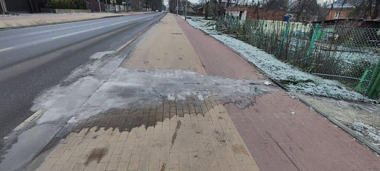 Калининградец устроил ледяную ловушку для пешеходов перед своим домом Калининградец устроил ледяную ловушку для пешеходов перед своим домом