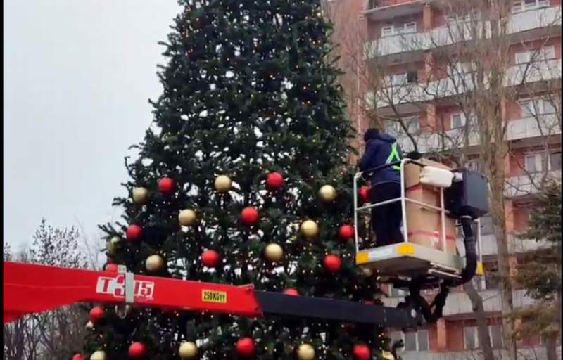 Главный курорт у моря Калининградской области уже украшает ёлку