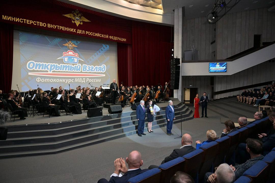 Сотрудник пресс-службы УМВД России по Калининградской области стала обладателем Гран-при фотоконкурса МВД России «Открытый взгляд» Сотрудник пресс-службы УМВД России по Калининградской области стала обладателем Гран-при фотоконкурса МВД России «Открытый взгляд»