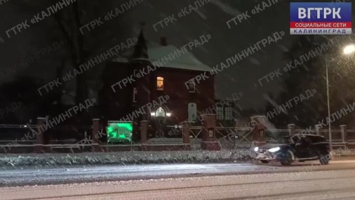 В Гусеве снег усиливается. На дорогах работает спецтехника