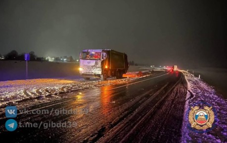 Гусевский район. . По предварительным данным, 26.11.2025 года в 21:00 на 103 км 200 метров автодороги «Калининград – Черняховск – Нестеров - граница с Литовской Республикой» двигался автомобиль «Фольксваген» под управлением...