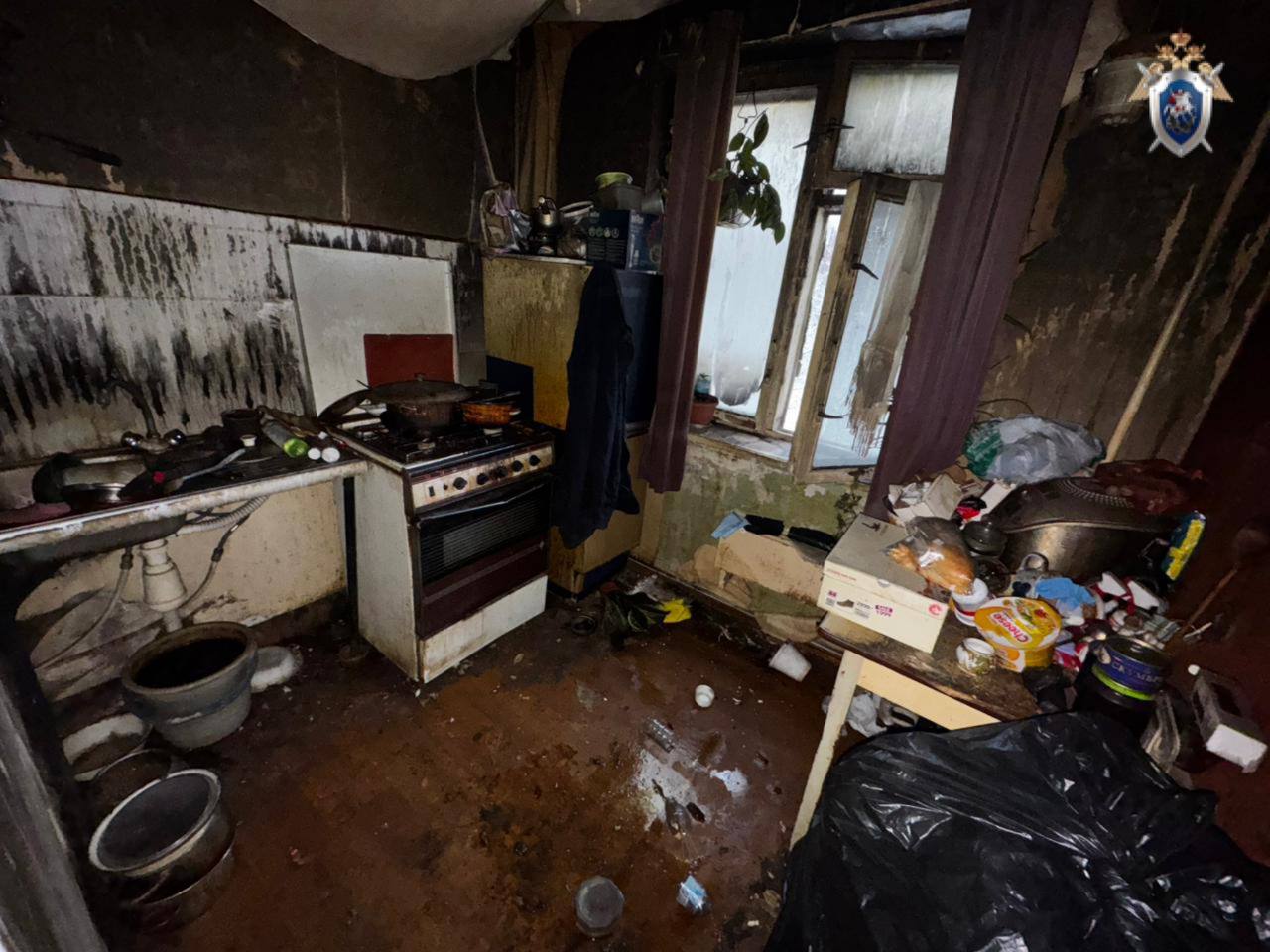 фото с места просшествия. В Калининграде следователи регионального управления Следственного комитета выясняют обстоятельства гибели пожилого мужчины Утром 27 ноября 2025 года в правоохранительные органы поступило сообщение...