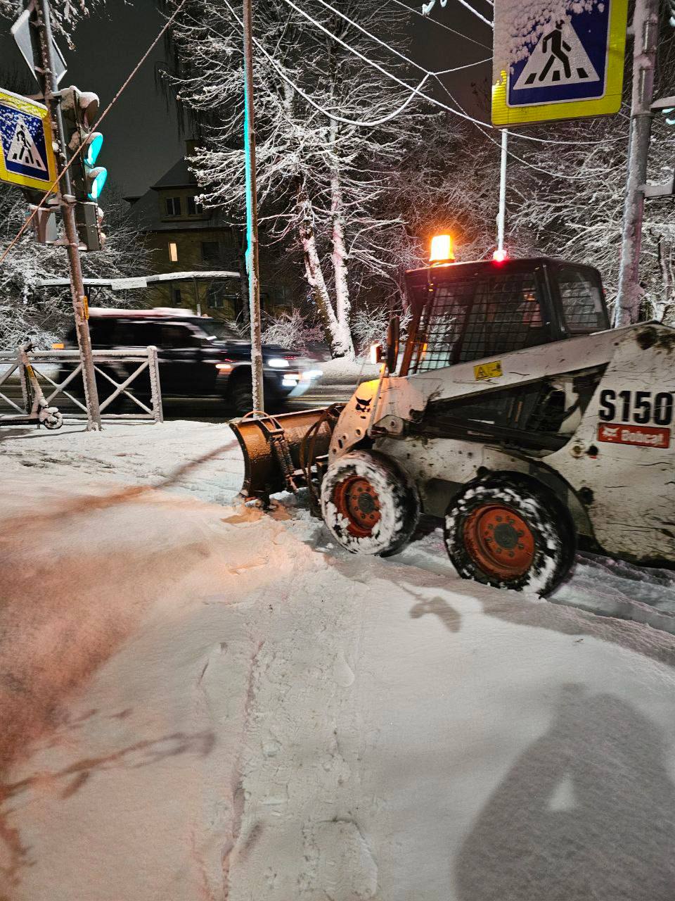 Елена Дятлова: Всю ночь сотрудники нашей "Чистоты" проводили уборку и обработку улиц города от снега и наледи Елена Дятлова: Всю ночь сотрудники нашей "Чистоты" проводили уборку и обработку улиц города от снега и наледи