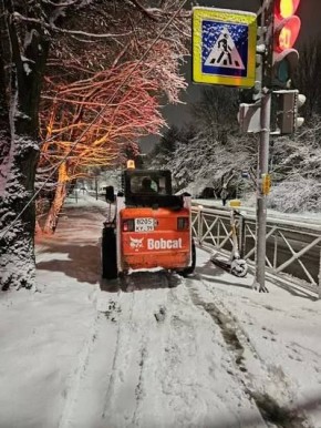 Дорожники работали на заснеженных улицах Калининграда всю ночь, к 4:00 вышли дворники — Дятлова