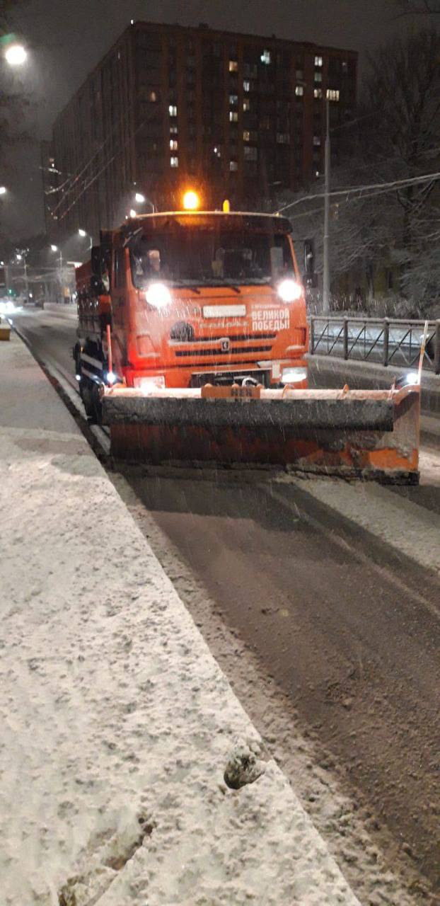 Елена Дятлова: Всю ночь сотрудники нашей "Чистоты" проводили уборку и обработку улиц города от снега и наледи