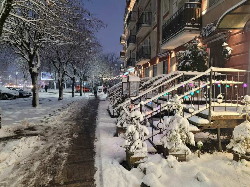 На дороги Калининграда экстренно высыпали 700 тонн соли На дороги Калининграда экстренно высыпали 700 тонн соли