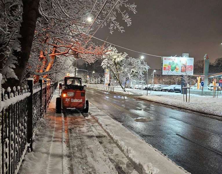 На дороги Калининграда экстренно высыпали 700 тонн соли