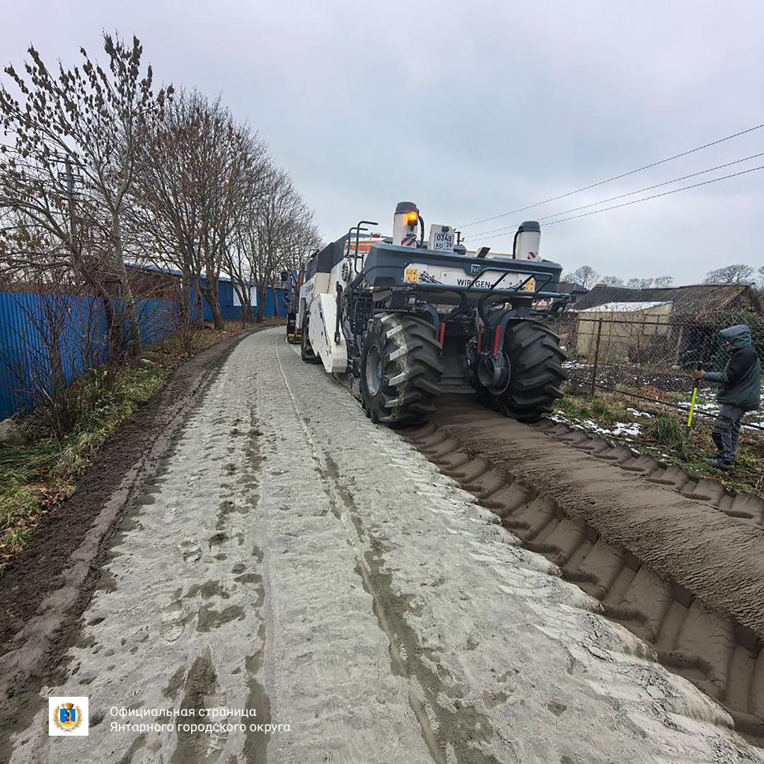 В Янтарном превращают грунтовую дорогу в бетонную