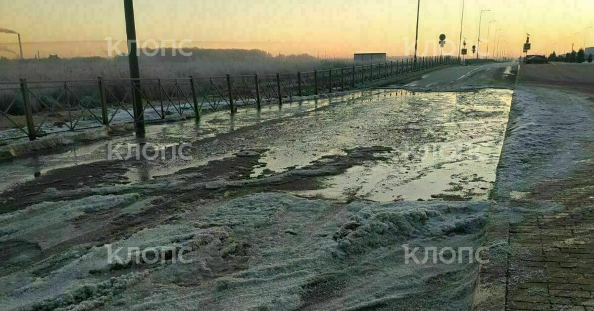 В Калининграде на Острове провалилась дорога, в яме замёрла вода (фото)
