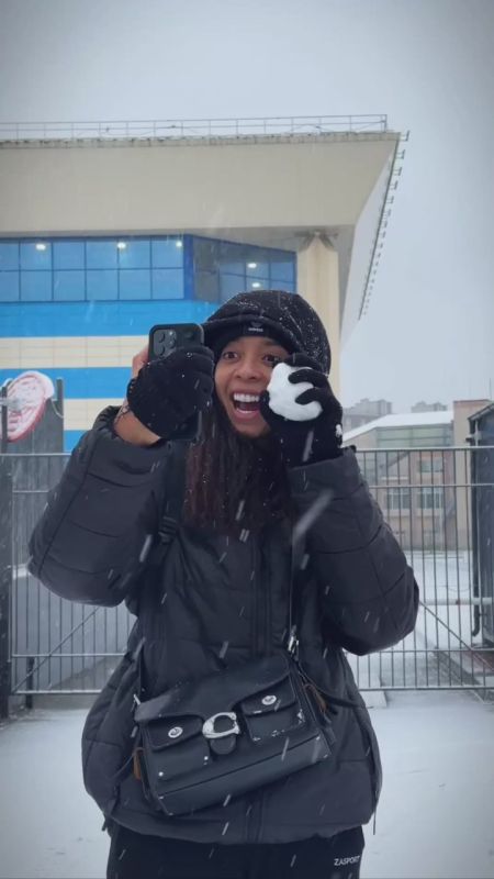 В Калининграде бразильская волейболистка «Локомотива» Киси Насименто впервые увидела снег