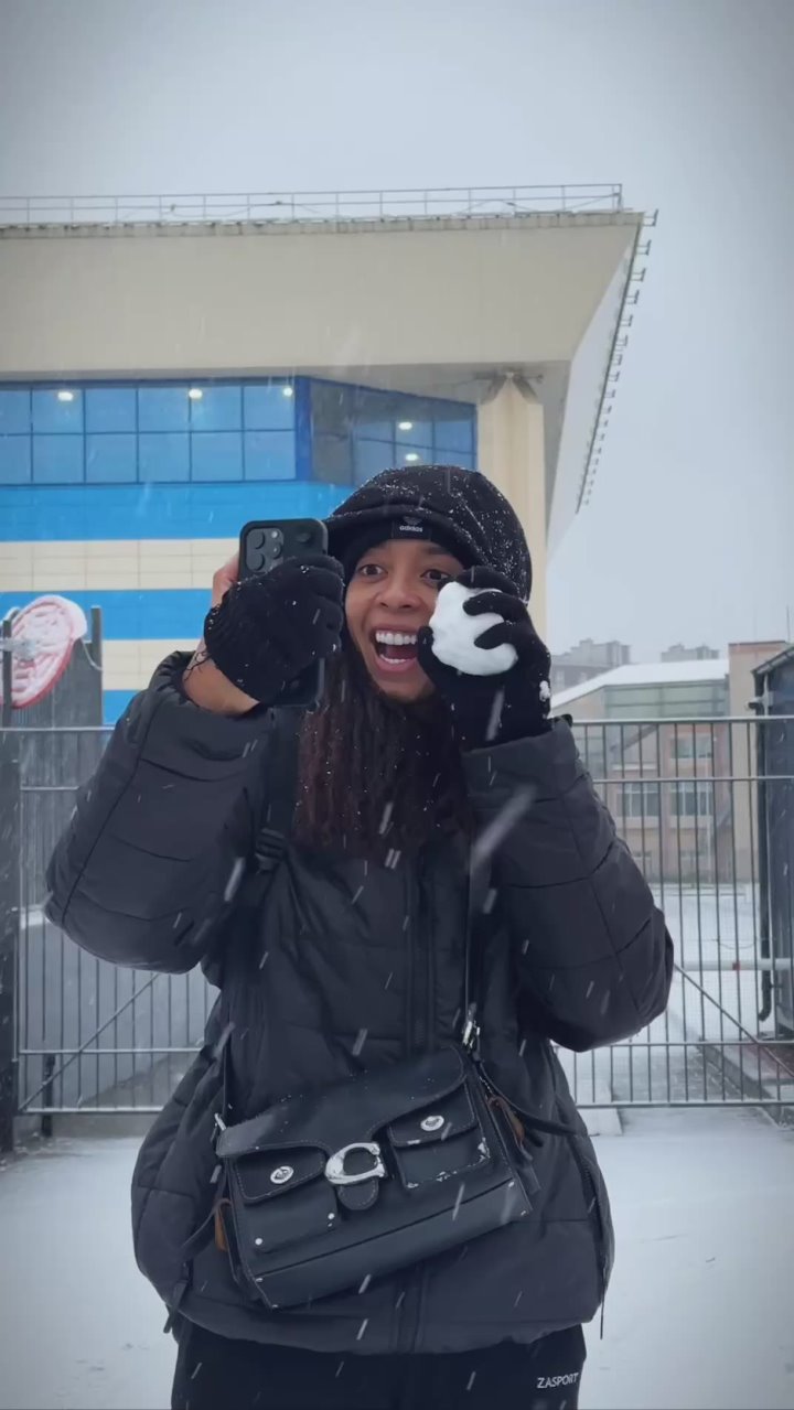 В Калининграде бразильская волейболистка «Локомотива» Киси Насименто впервые увидела снег