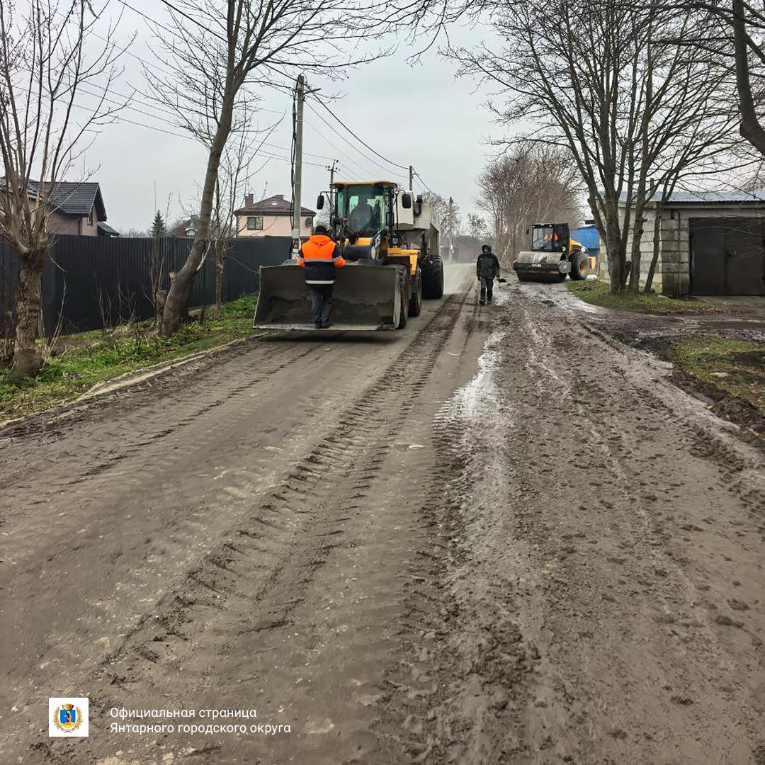 В Янтарном превращают грунтовую дорогу в бетонную В Янтарном превращают грунтовую дорогу в бетонную
