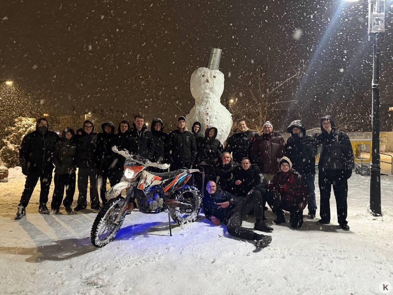 В Гвардейске прохожие помогли детям слепить четырёхметрового снеговика В Гвардейске прохожие помогли детям слепить четырёхметрового снеговика