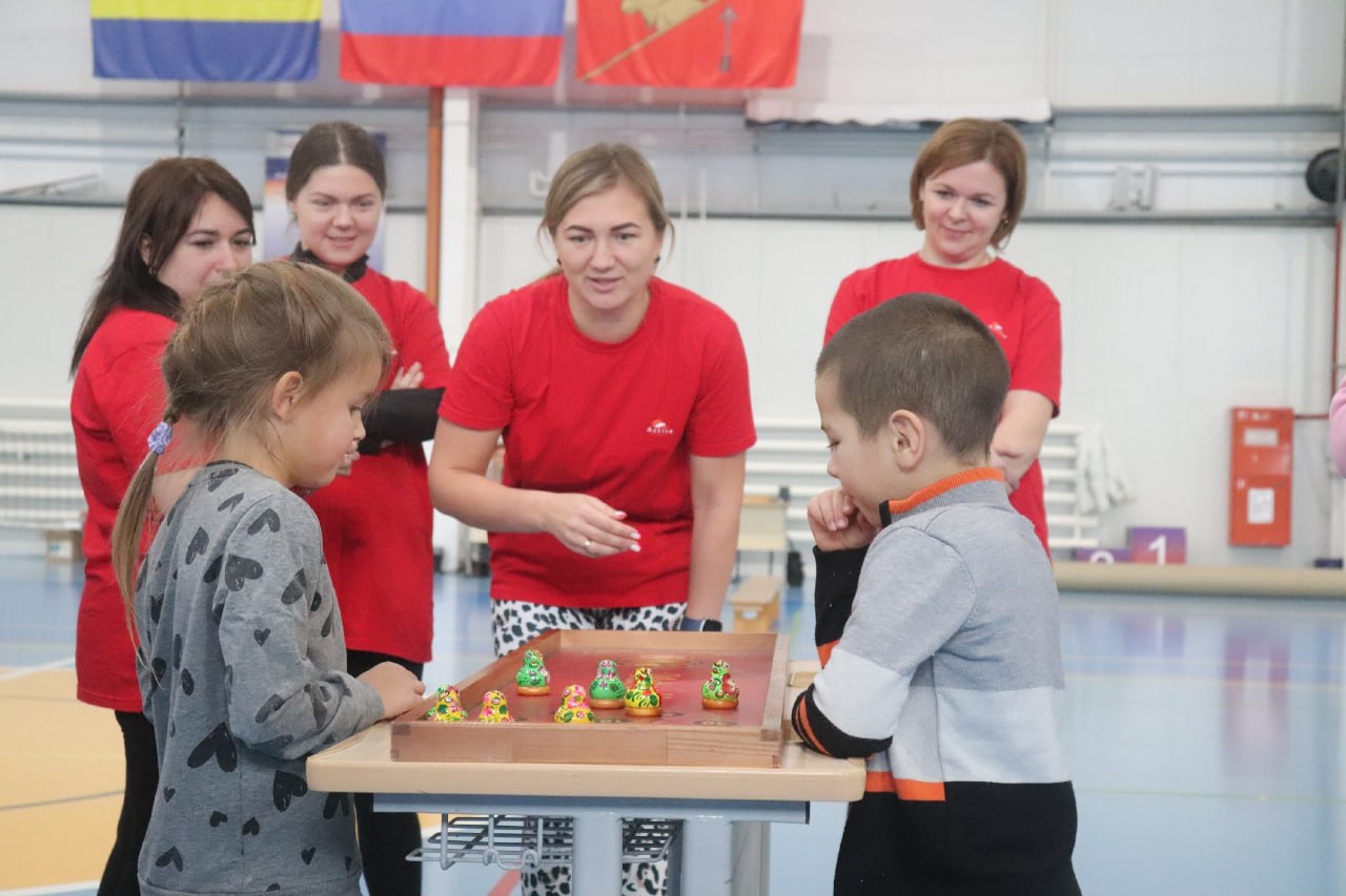 Мамы Гусевского городского округа собрались сегодня в ФОКе на спортивные состязания, приуроченные к празднованию Дня матери