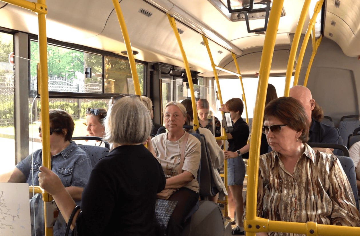 Елена Дятлова рассказала, планируется ли убирать объявление остановок в автобусах на английском